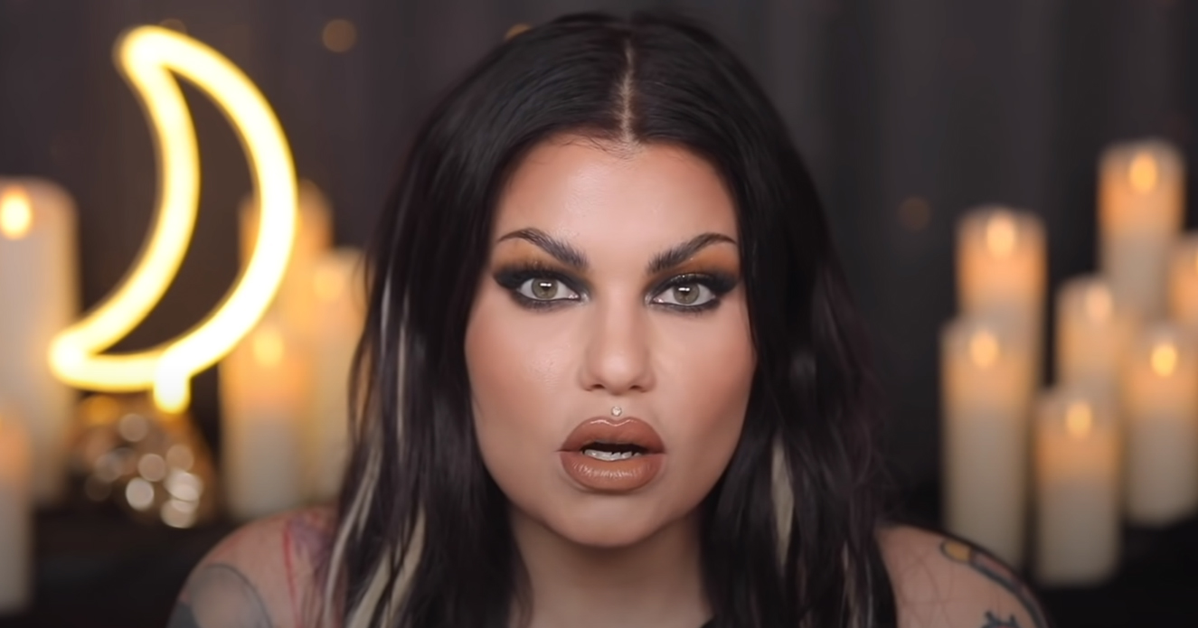 Makyaj yaparken cinayet hikayeleri anlatan YouTuber'ı neden milyonlarca kişi izliyor?