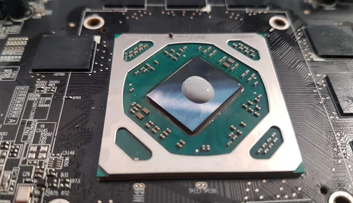 Termal macunu düz bir çizgide sürmek GPU sıcaklığını daha çok düşürüyor