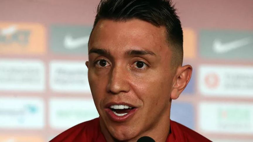 Muslera kaleyi devrediyor