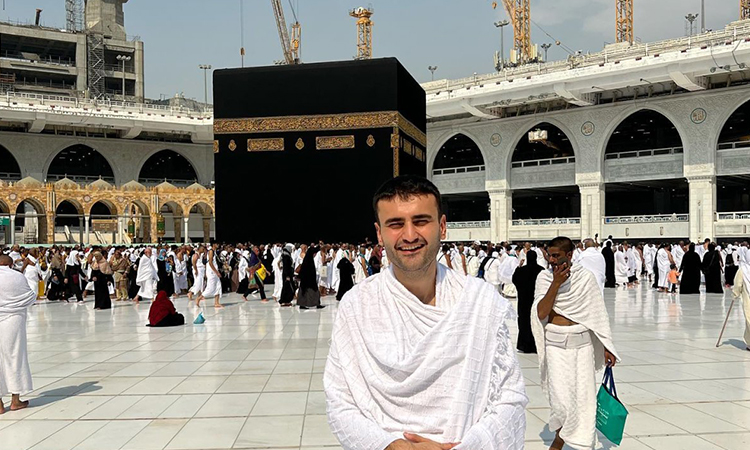 CZN Burak umreye gitti