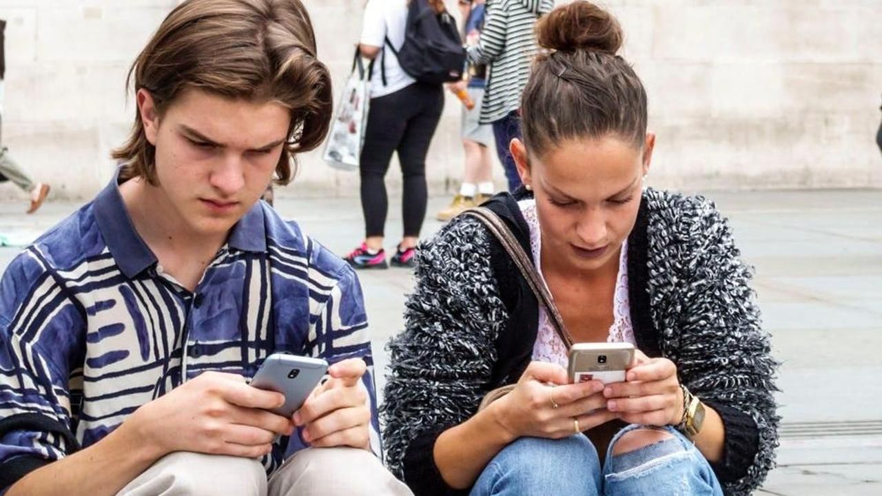 İtalya okul sınıflarında telefonu yasakladı