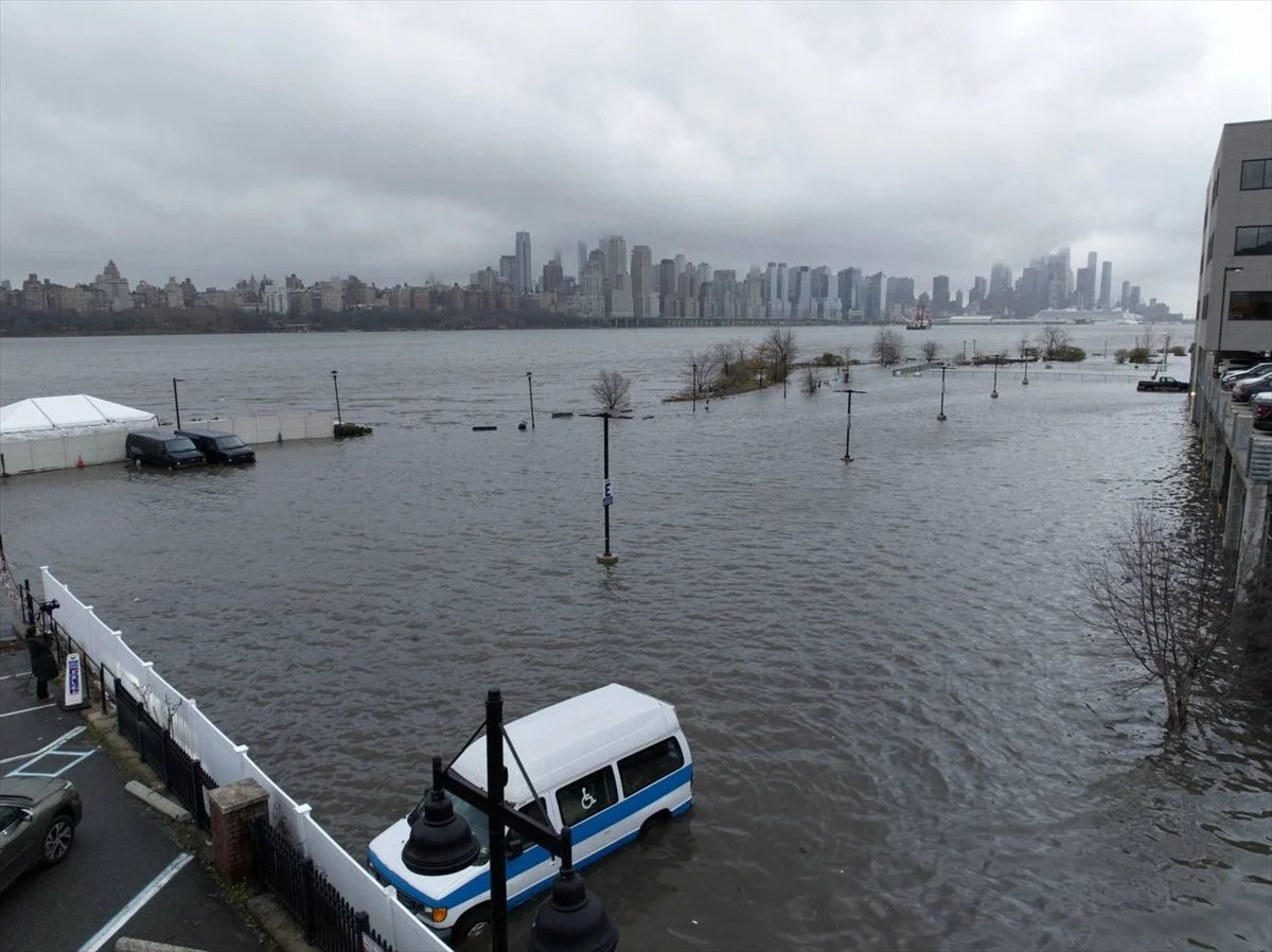ABD'de kar fırtınası: New York'un kıyı bölgesinde taşkın meydana geldi