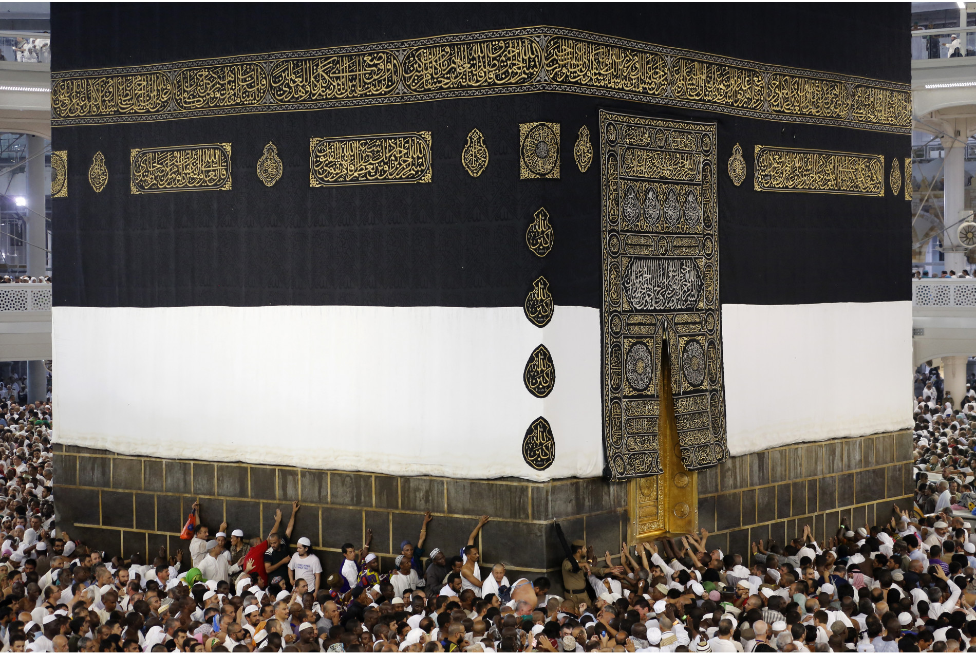 Kabe'de skandal görüntüler...