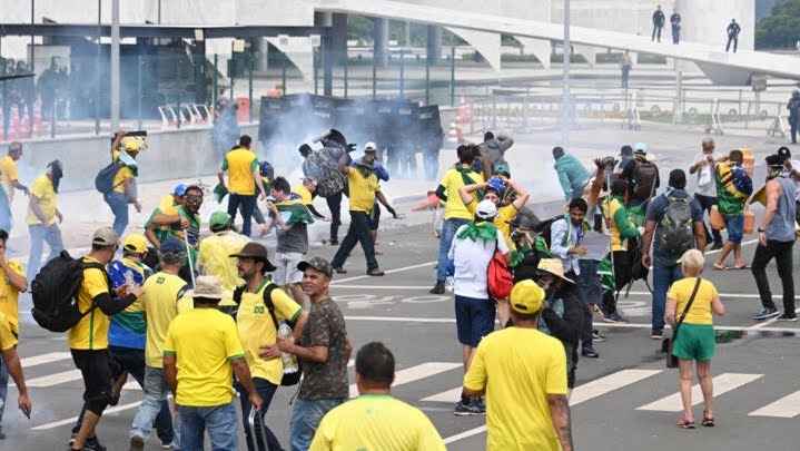 Bolsonaro taraftarları Brezilya Kongresi'ni bastı