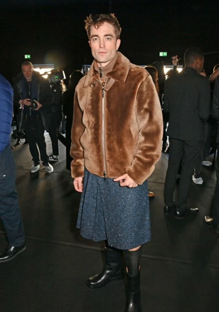 Robert Pattinson, etek giyiyor