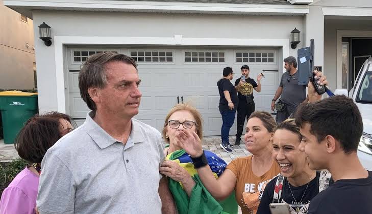 Brezilya'ya dönemeyen cumhurbaşkanı Bolsonaro, ABD turist vizesi için başvurdu.