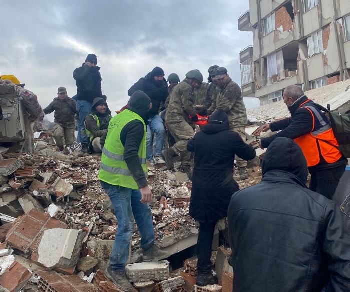Mehmetçiklerimiz enkaz altındakilere yardımları hız kesmeden devam ediyor