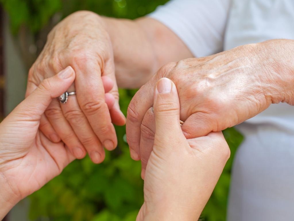 Parkinson Hastalığı nedir? Parkinson hastalığı belirtileri? Parkinson hastalığı neden olur? Parkinson hastalığı tedavisi? Parkinson hastalığı ilaçları nelerdir? Parkinson hastalığı ölümcül müdür? Parkinson hastalığına ne iyi gelir?