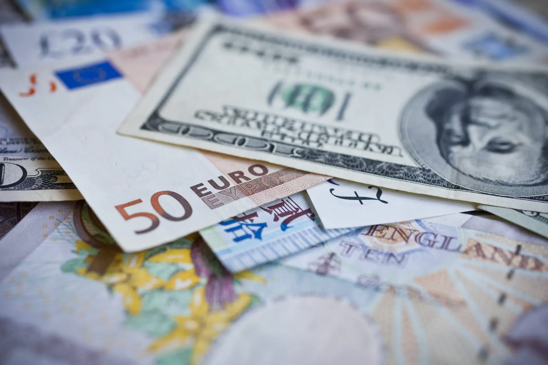 Dolar ve Euro Rekor Kırmaya Devam Ediyor: 2025'te Yeni Zirveler Mi Görülecek?