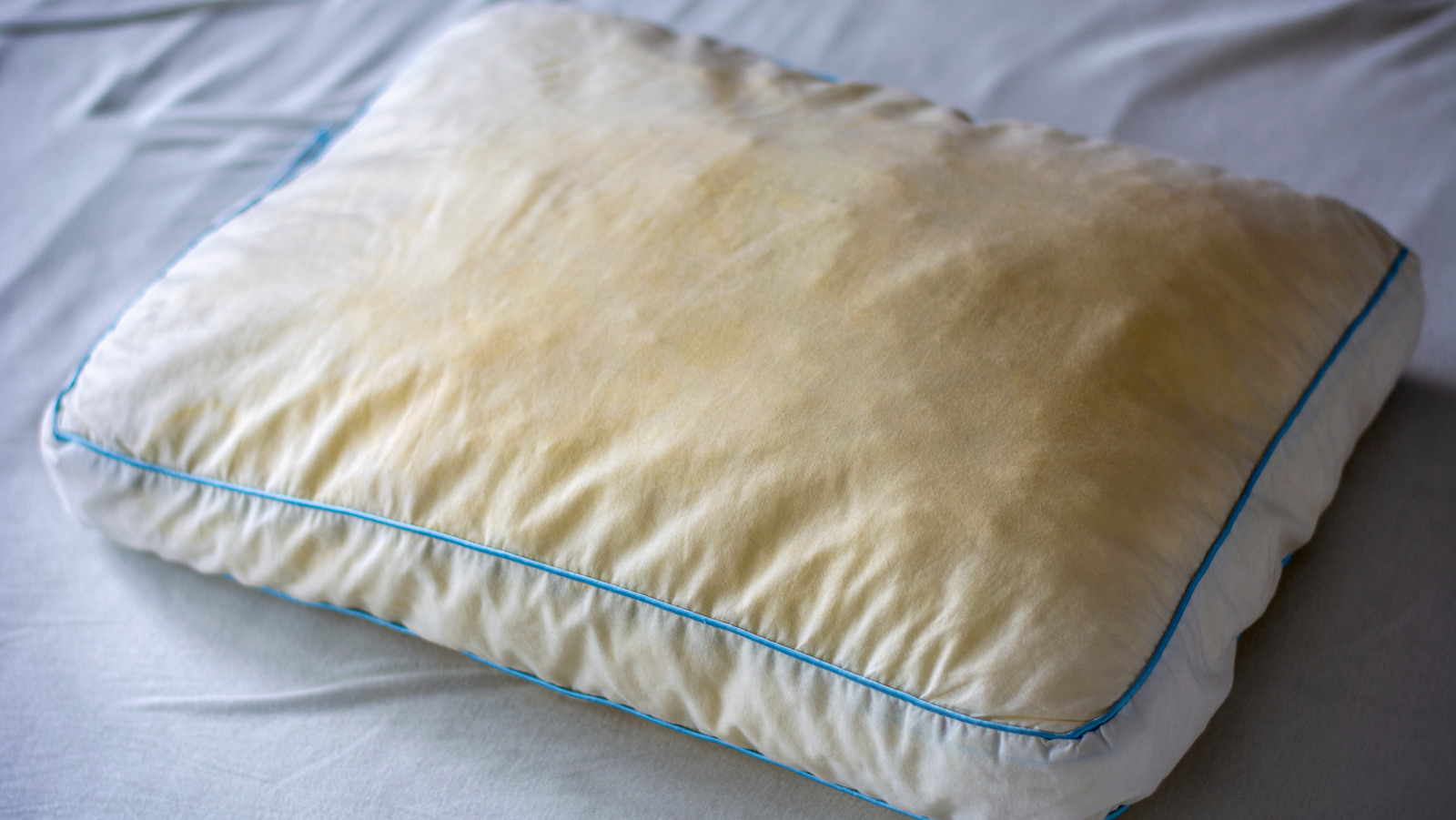 Sararan Yastıklar Kar Beyazına Dönüyor: İşte Mucizevi Temizlik Tüyosu!