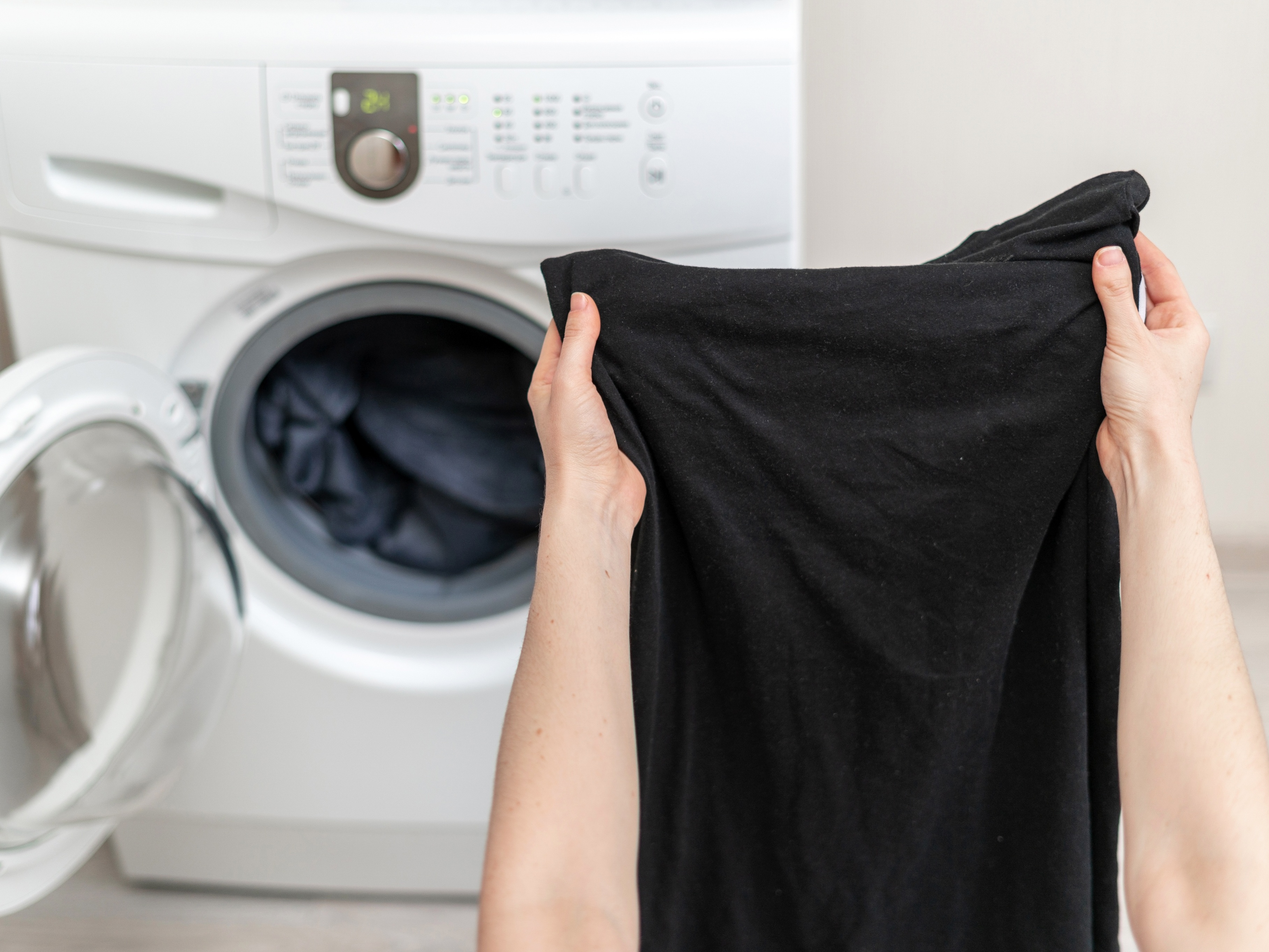 Siyah Kıyafetlerinizi Zift Gibi Karartacak Yöntem: Renkleri Korumanın Sırları!