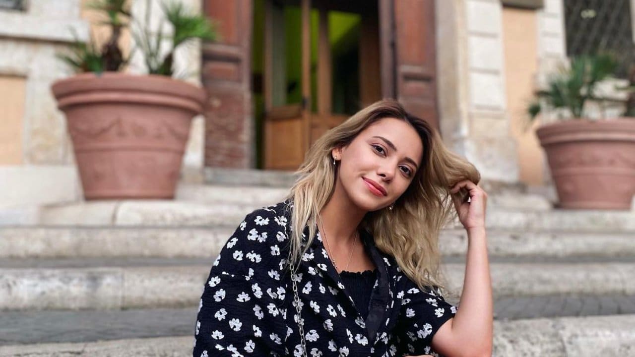 Beyza Alkoç Kimdir? Beyza Alkoç Kaç Yaşında ve Nereli? Beyza Alkoç’un Eserlerinden Uyarlanan Filmler Hangilerdir? Beyza Alkoç’un Kitapları