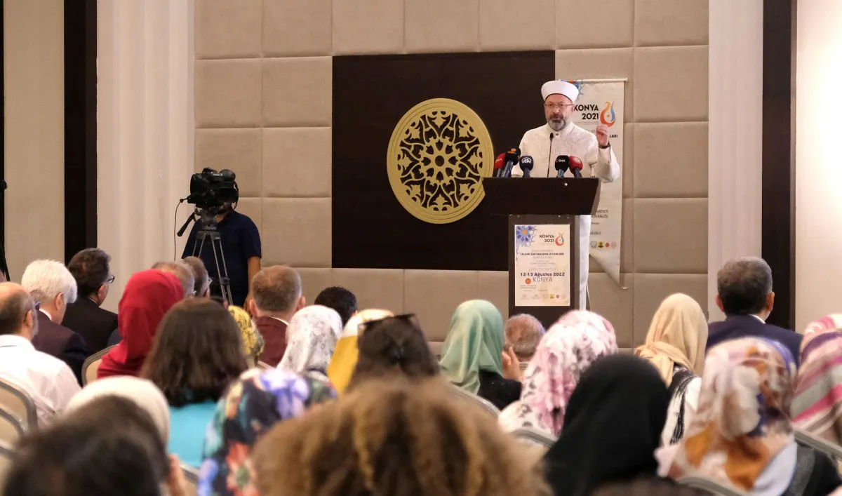 Ali Erbaş: Müslümanlar, imamesi kopan tespih taneleri gibi dağılmış