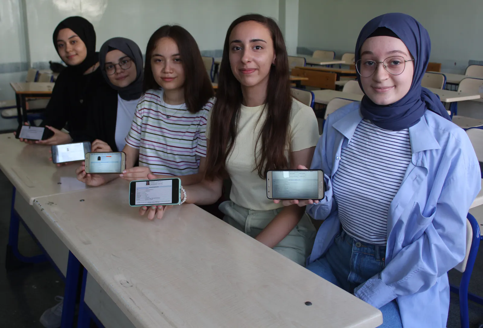 Aynı sınıfta okuyan 7 kız öğrencinin YKS başarısı