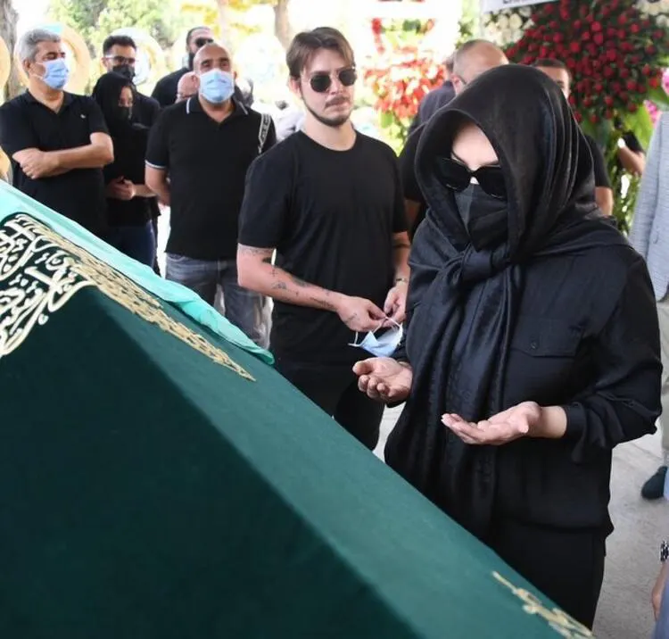 Ebru Gündeş'in zor gününde Funda Arar'dan destek