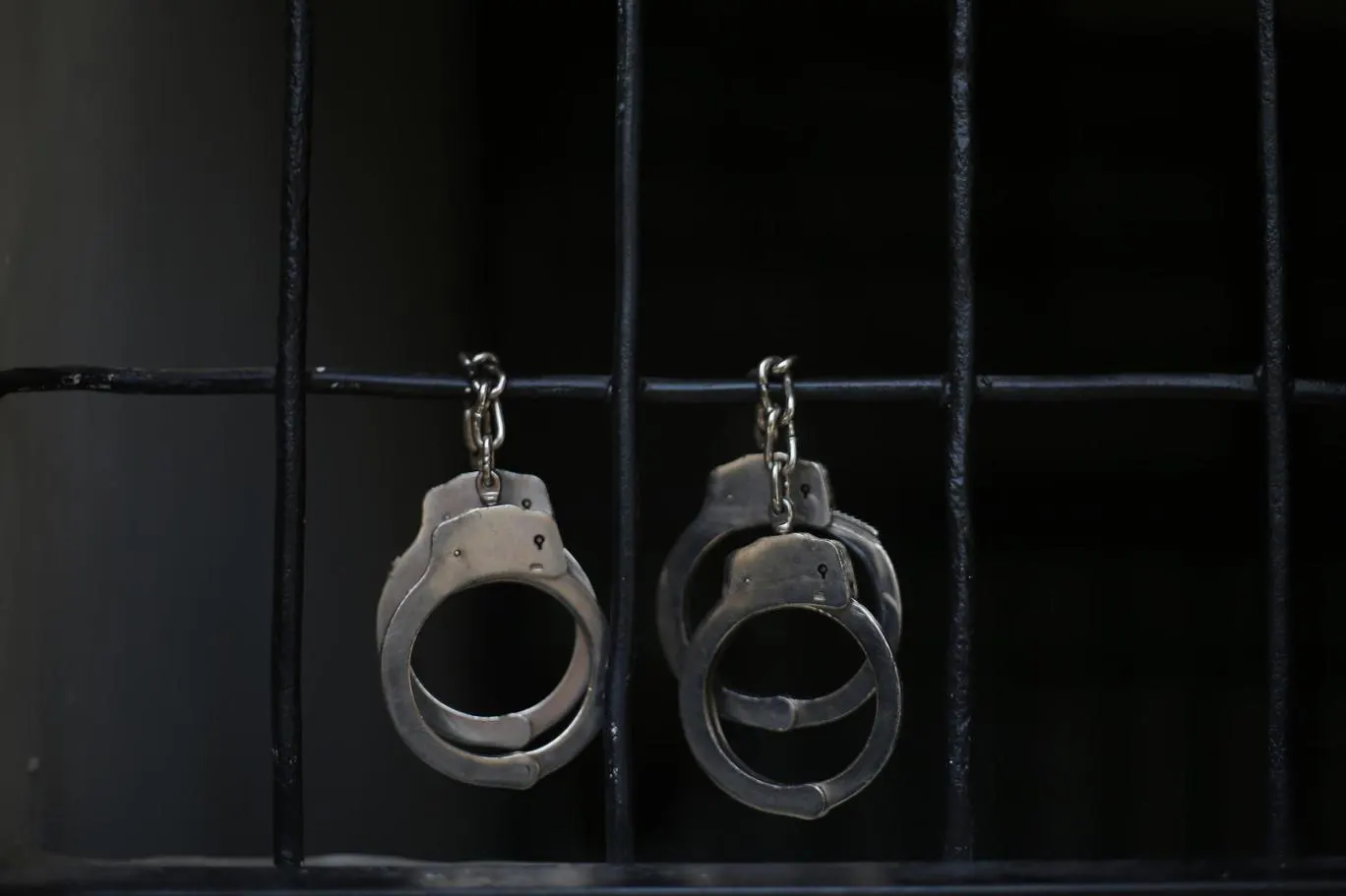 Eve giren hırsızlar eşyaları taşımak için polisi aradı