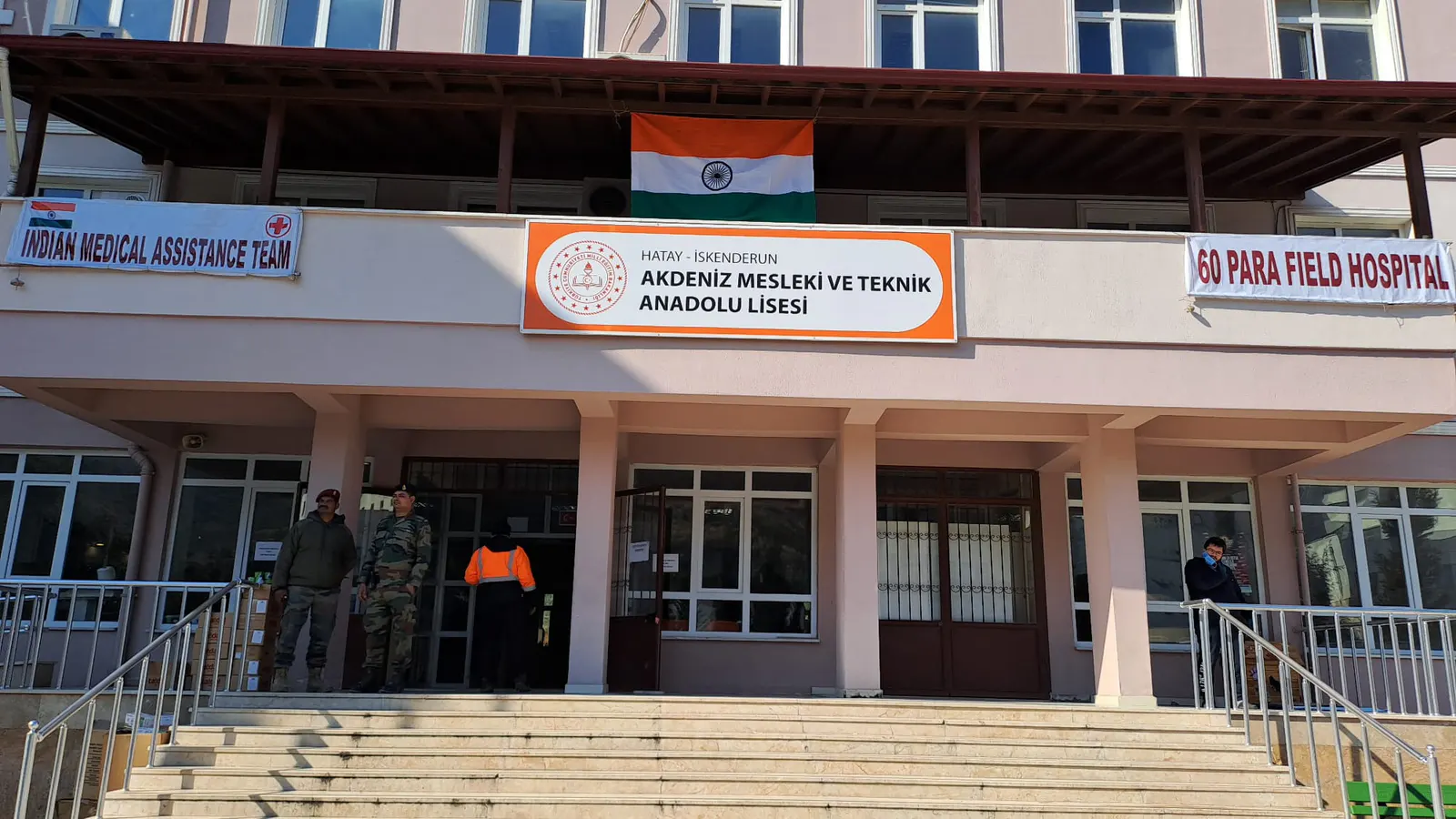 Hindistan'dan gelen ekip okulu bir günde hastaneye çevirdi