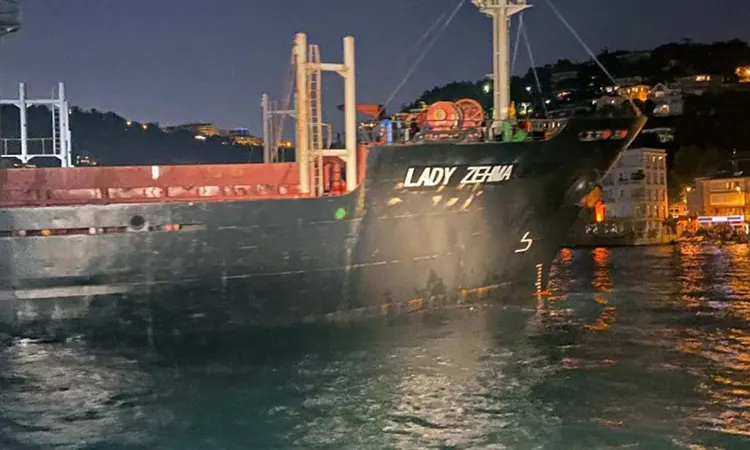 İstanbul Bebek'te kargo gemisi karaya oturdu