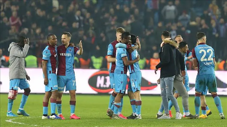Ligin ilk galibiyeti son şampiyon'dan