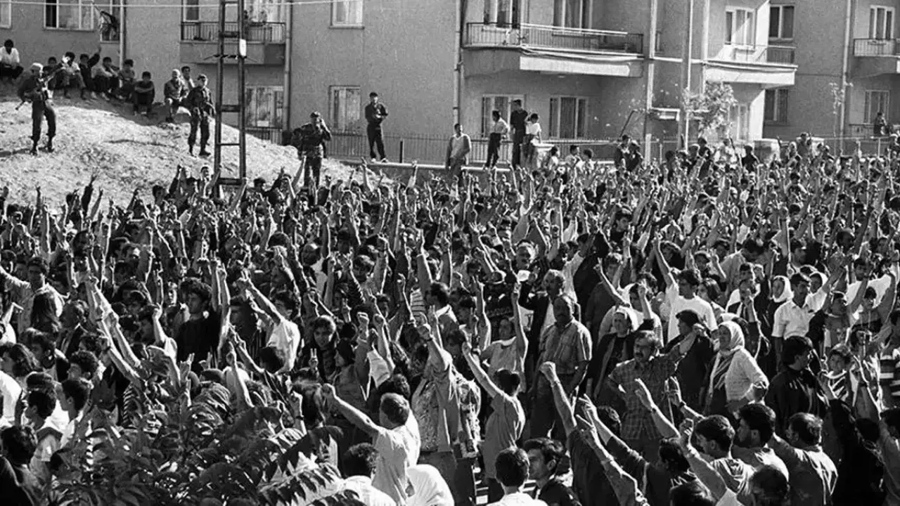 Madımak Katliamı Nedir, Ne Zaman, Nerede Oldu? Madımak Katliamı'nda Ölenlerin İsimleri Nedir? Sivas Madımak Oteli'nde Ne Oldu?