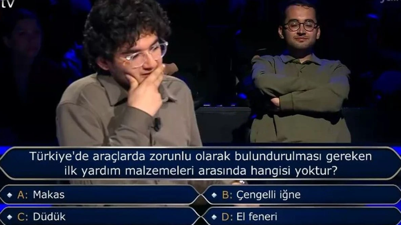 Türkiye'de Araçlarda Zorunlu Olarak Bulundurulması Gereken İlk Yardım Malzemeleri Arasında Hangisi Yoktur? Makas, Çengelli İğne, Düdük, El Feneri