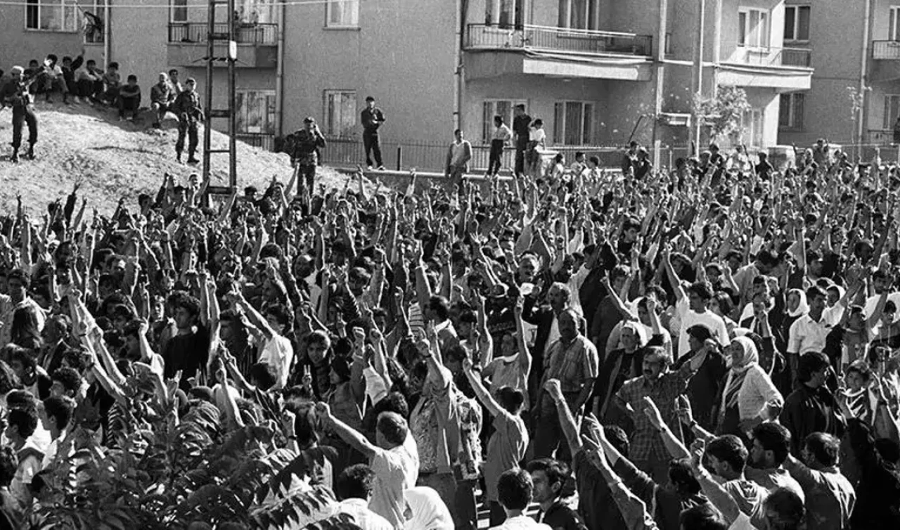 Madımak Katliamı Nedir, Ne Zaman, Nerede Oldu? Madımak Katliamı'nda Ölenlerin İsimleri Nedir? Sivas Madımak Oteli'nde Ne Oldu?
